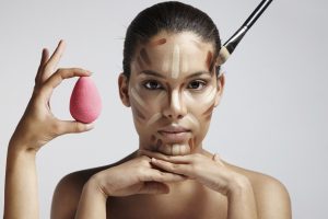 Correctores faciales: ¿Cómo aplicar la base, el polvo y el bronceador?